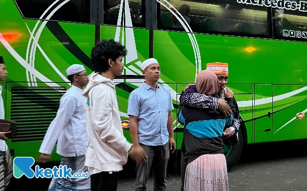 Thumbnail Berita - Linangan Air Mata Tak Terbendung Iringi Keberangkatan Jemaah Haji Kota Malang