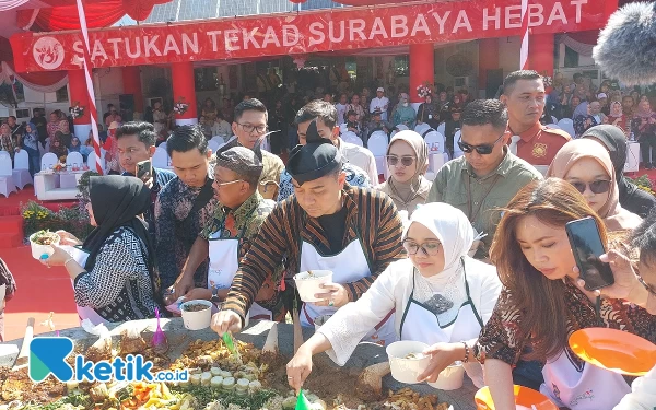 Thumbnail Wali Kota Eri Cahyadi saat meracik rujak di penyelenggaraan Festival Rujak Uleg. (Foto: Husni Habib /Ketik.co.id)