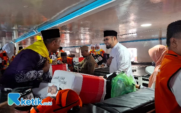 Thumbnail Bupati Bassam memastikan langsung kesehatan para JCH dan mengecek kapal laut yang di sediakan Pemda Halsel untuk transportasi bagi JCH Halmahera Selatan Minggu, (19/5/2024) (Foto Mursal Bahtiar/Ketik.co.id)