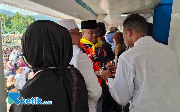 Thumbnail Salah satu JCH Halsel yang menangis atas khidmatnya acara pelepasan. Diketahui JCH tersebut adalah seorang TNI-Ada Minggu (19/5/2024) (Foto Mursal Bahtiar/Ketik.co.id)