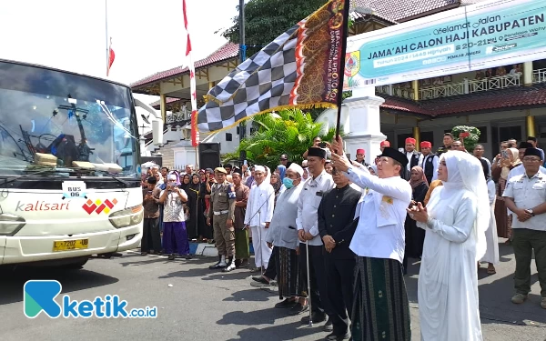 Thumbnail Berita - Tangis Haru Selimuti Pelepasan Ribuan Jemaah Haji Jember