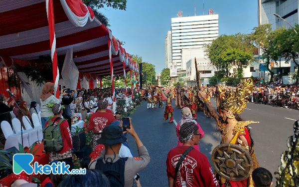 Thumbnail Pertunjukan tarian tradisional, juga meriahkan Surabaya Vaganza. (Foto: Husni Habib/ Ketik.co.id)