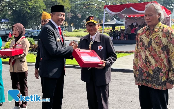 Thumbnail Berita - Hari Kelahiran Pancasila, Pj Wali Kota Malang Bagikan 10 juta Bendera Merah Putih