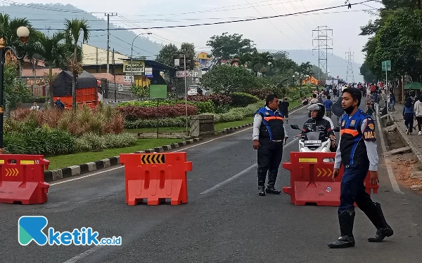 Thumbnail Petugas mengamankan jalan Sultan Agung di Car Free Day Kota Batu, Minggu (9/6/2024). (Foto: Sholeh/ketik.co.id)