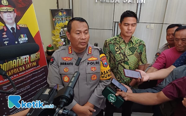 Thumbnail Berita - Polwan Bakar Suami Polisi Karena Judi Online, Kapolda Jatim Turut Prihatin