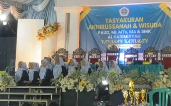 Thumbnail Berita - Ponpes Al-Karimiyyah Beraji Gapura Sumenep Sukses Gelar Wisuda Akbar