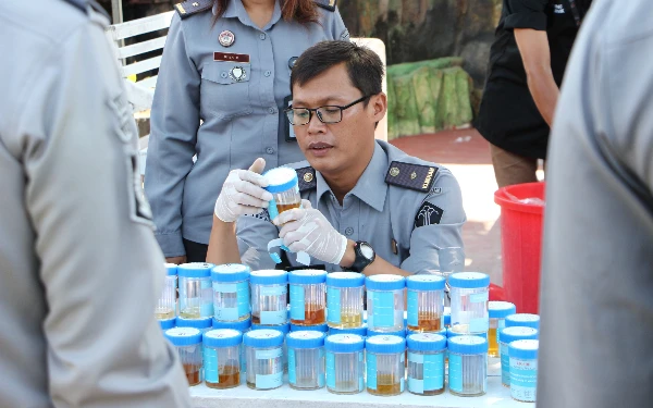 Thumbnail Berita - Pastikan Zero Halinar, Lapas Kelas I Madiun Lakukan Tes Urine Mendadak ke Warga Binaan