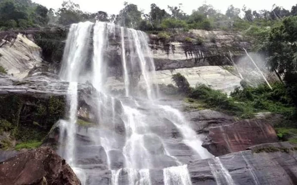 Thumbnail Berita - Air Terjun Rambo Terinting, Potret Kemegahan Alam Kalimantan