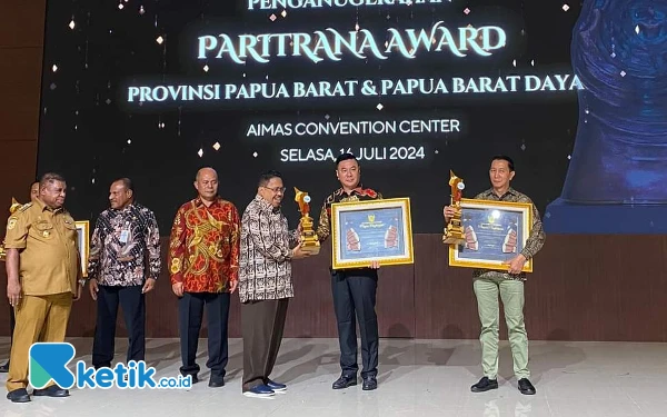 Bupati Freddy Thie Bawa Pulang Juara II Paritrana Award 2024 untuk Kaimana