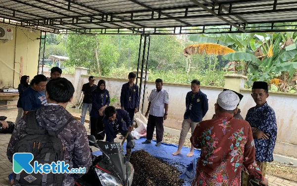 Mahasiswa KKN 23 UTM Gelar Praktek Pembuatan Pupuk Organik Kotoran Sapi di Pakong Pamekasan