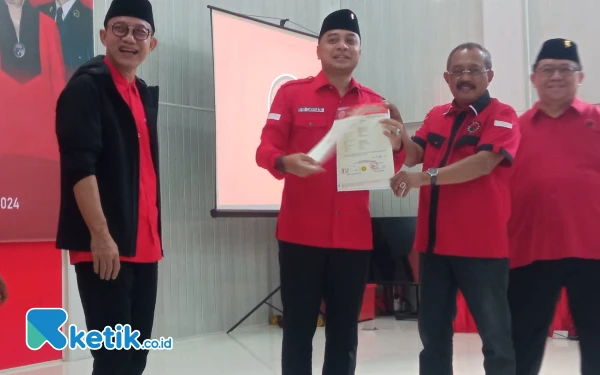 Thumbnail Berita - Resmi Kantongi Rekomendasi dari PDIP, Eri-Armuji Akan Fokus ke Program Pro Rakyat