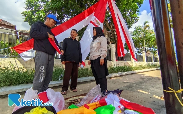 Thumbnail Berita - Pedagang Umbul-Umbul Betah Jualan di Pacitan, Ternyata Segini Omzetnya