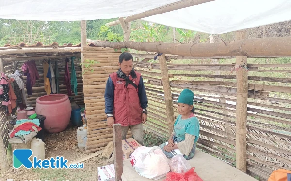 Rumah Nenek Sebatang Kara Ambruk, Dinsos Sampang Hanya Bantu Sembako dan Uang Tunai