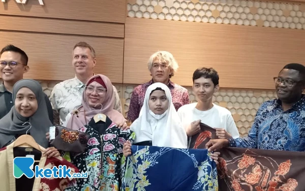 Thumbnail Berita - Hebat! Dua Siswa ABK Rumah Anak Prestasi Surabaya Pamerkan Karya Batik di Program Digital Skills