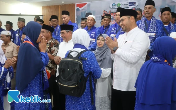 Thumbnail Berita - Bupati Bassam Lepas 70 Calon Jemaah Umroh Gratis Program Pemkab Halsel