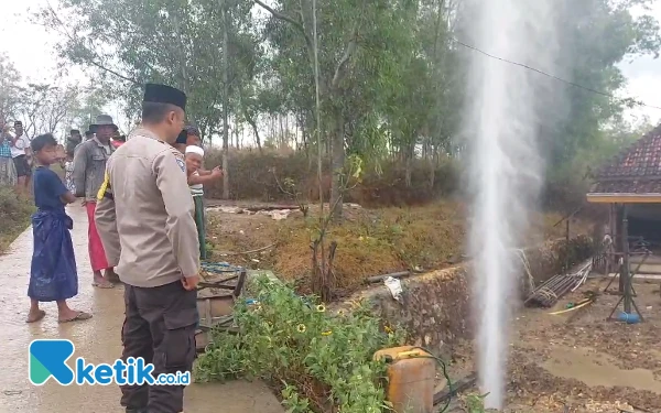 Thumbnail Sebuah sumur bor di Dusun Tanaong, Desa Pandan, Kecamatan Omben, Sampang, Madura mengeluarkan semburan air dengan sangat deras, meskipun tanpa bantuan pompa air. (Foto: Mat Jusi/Ketik.co.id)