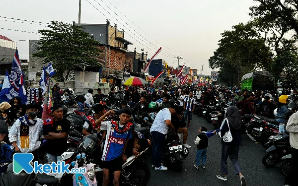 Thumbnail Berita - Juara Piala Presiden, Ribuan Aremania Obati Rindu Bertahun Sambut Arema Turun ke Jalan