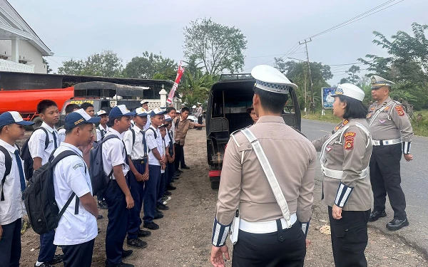 Thumbnail Berita - Bergelantungan di Angkot, Puluhan Siswa SMP Muara Enim Diangkut Polisi