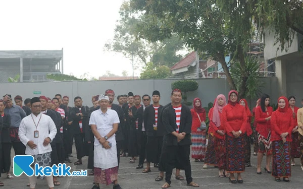 Thumbnail Berita - Pakai Baju Adat Madura, BRI Kantor Cabang Sampang Gelar Upacara HUT ke-79 Kemerdekaan RI