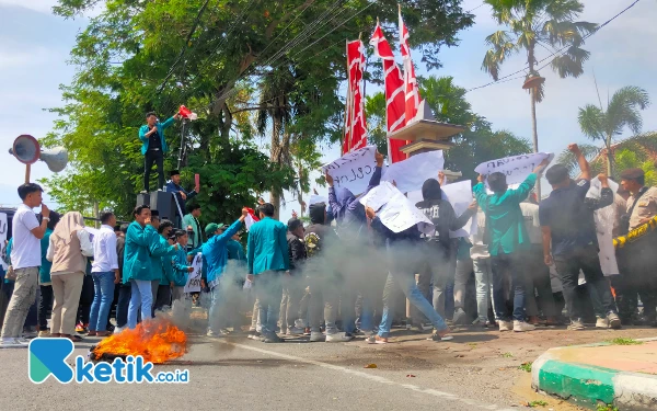 Thumbnail Berita - Ratusan Mahasiswa Demo di Kantor DPRD Pamekasan Tolak PP 28 Tahun 2024