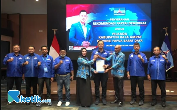 Thumbnail Berita - Kantongi B1 KWK Partai Demokrat, Pasangan Ria Umlati-Benoni Saleo Dipastikan Maju di Pilkada Raja Ampat