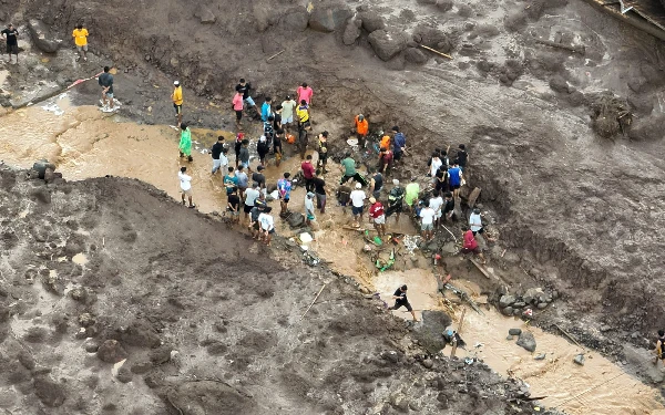 Thumbnail Berita - Hujan Deras Picu Banjir Bandang di Ternate: 13 Meninggal, 10 Rumah Rusak