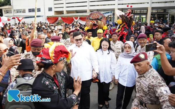 Thumbnail Berita - Ribuan Masyarakat Kediri Antar Mas Dhito dan Mbak Dewi Daftar ke KPU