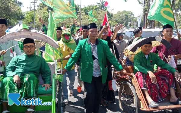 Thumbnail Berita - Pasangan Ra Baqir-Taufadi Diantar Abang Becak Daftar ke KPU Pamekasan