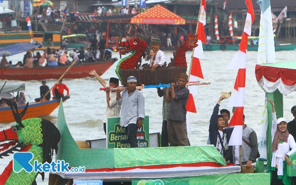 Thumbnail Peserta lomba perahu hias dalam rangka memeriahkan HUT Kemerdekaan Republik Indonesia ke-79 mewarnai Sungai Musi Palembang, Sabtu, 31 Agustus 2024.

Sebanyak 9 peserta lomba bidar dan 22 peserta perahu hias dari instansi pemerintah dan swasta menghibur ribuan warga Palembang yang memadati pinggiran sungai, Pelataran Benteng Kuto Besak, hingga ikut mengiringi perahu bidar di Sungai Musi. Wahyu Rahmanto/Ketik.co.id