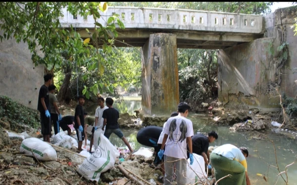 Thumbnail Berita - Komunitas Sahabat Alam Sumenep Gelar Aksi Bersih-Bersih di Sungai, Limbah Popok Bayi Paling Dominan