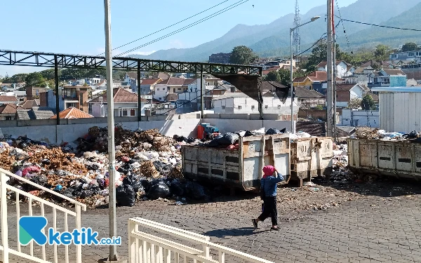 Thumbnail Berita - Pedagang Kembali Keluhkan Tumpukan Sampah Pasar Induk Among Tani Kota Batu