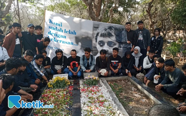 Thumbnail Berita - Peringatan 20 Tahun Pembunuhan Munir Diakhiri dengan Ziarah Makam