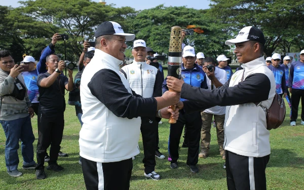 Thumbnail Berita - Serah Terima Obor Api PON XXI Aceh-Sumut 2024, Ini Pesan Wakil Bupati Asahan