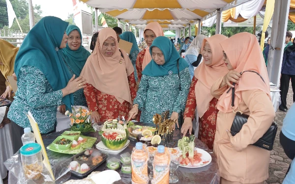 Thumbnail Berita - Lomba Cipta Menu B2SA, Ketua TP PKK Asahan Tinjau Langsung Hasil Masakan ke Stand Peserta