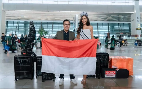 Thumbnail Tata Juliastrid bersama Corporate PR and Promotion Manager PT Mustika Ratu tbk, Angkasa Mega (Foto: Instagram @officialputeriindonesia)