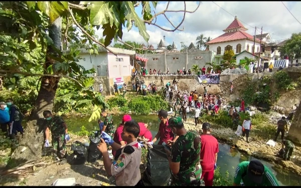 Thumbnail Berita - Libatkan Berbagai Pihak, World Cleanup Day di Sumenep Berhasil Kumpulkan 2 Ton Sampah dari Sungai