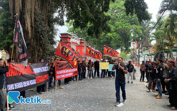 Thumbnail Berita - Ormas GPI Kepung Pendopo RHN, Siap Kawal Kasus Sewa Rumah Dinas Wabup Blitar hingga Tuntas