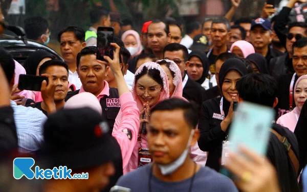 Thumbnail Pasangan calon (Paslon) wali kota dan wakil wali kota Palembang Fitrianti Agustinda - Nandriani Octarina saat mendatangi kantor Komisi Pemilihan Umum (KPU) kota Palembang di Jalan. Mayor Santoso 20 Ilir D. III, Kecamatan. Ilir Timur I kota Palembang. Senin, 23 September 2024. Kedatang pasangan calon wali kota dan wakil wali kota Palembang tersebut memenuhi undangan Komisi Pemilihan Umum (KPU) untuk pengundian no urut calon wali kota dan wakil wali kota Palembang. Wahyu Rahmanto/Ketik.co.id