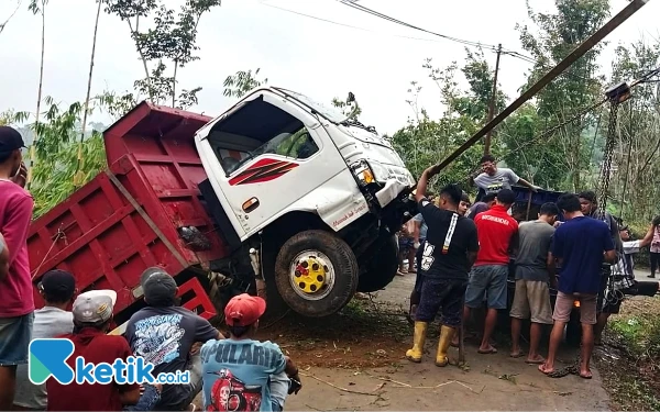 Thumbnail Berita - Damtruk Terguling ke Jurang Pacitan Akhirnya Berhasil Dievakuasi