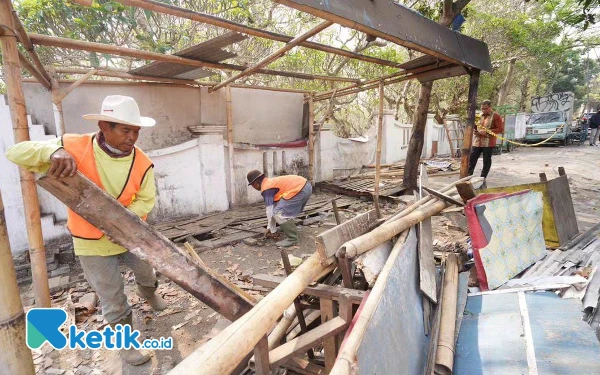 Thumbnail Berita - Berikan Kenyamanan Peziarah, Pemkot Batu Revitalisasi Trotoar Makam Sisir