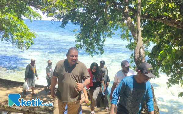 Thumbnail Sekretaris DPD PAN Raja Ampat, Arek Mambrasar tampak ikut dalam kunjungan Tim koalisi Raja Ampat di Kampung Saporkren dalam rangka pembentukan tim pemenangan, Minggu (29/9/2024) (Foto: Abi/Ketik.co.id)