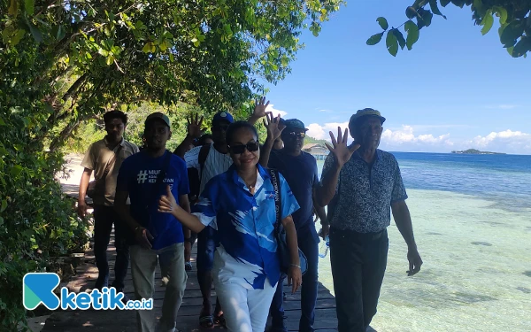 Thumbnail Kunjungan Tim koalisi Raja Ampat Bersatu saat pembentukan tim pemenangan di Kampung Saporkren, Waigeo Selatan, Minggu (29/9/2029). Foto: Abi/ Ketik.co.id)