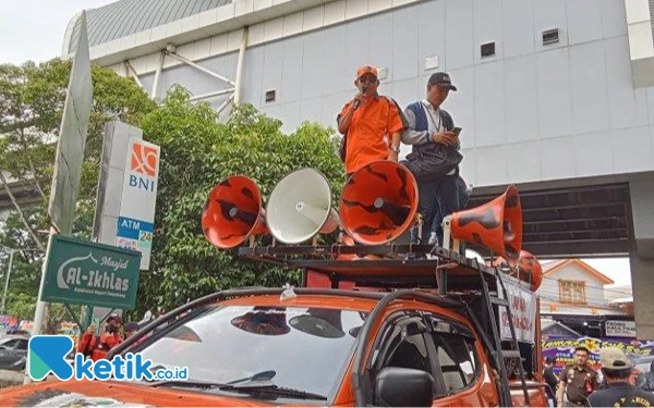 Thumbnail Berita - Keluarga Pelaku Pembunuhan Siswi SMP di Palembang Gelar Aksi, Bantah 4 Remaja Habisi Korban