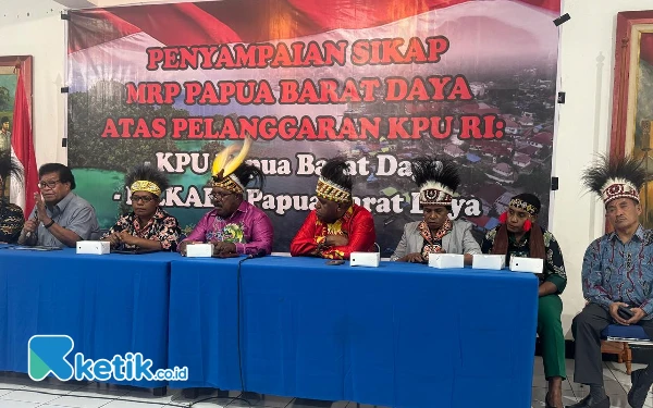 Thumbnail Berita - MRP PBD Minta KPU Batalkan Penetapan Paslon Gubernur PBD Abdul Faris Umlati-Petrus Kasihiw