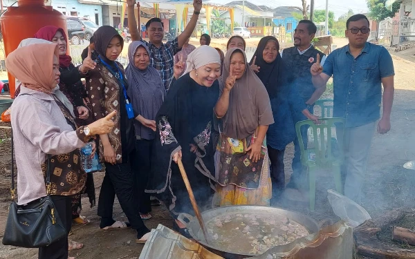 Thumbnail Berita - Calon Bupati Muba Lucianty Turun ke Dapur, Ikut Gotong Royong Bareng Masyarakat