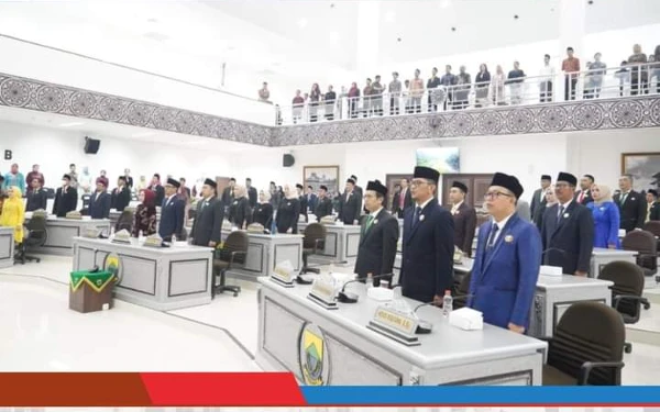 Thumbnail Anggota DPRD Cianjur lainnya turut menyaksikan pengucapan sumpah dan janji pimpinan dewan (07/10/24) (Foto: Prokopim Cianjur)