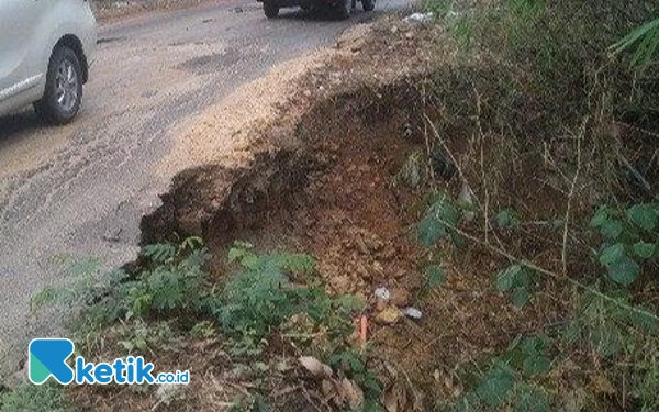 Thumbnail Berita - Awas! Jalan Penghubung 2 Kecamatan di Sampang Longsor