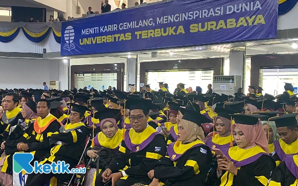 Universitas Terbuka Surabaya Kukuhkan 1.214 Wisudawan