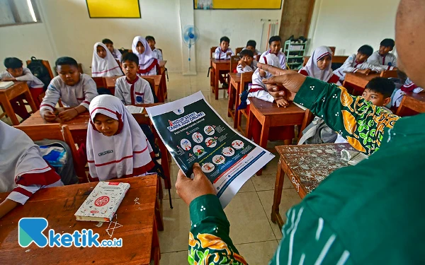 Thumbnail Kepala Sekolah M Yaser Arafat mengedukasi murid kelas 6 tentang hidup sehat tanpa judi online di SDIT Muhammadiyah Wirosari, Kabupaten Grobogan, Jawa Tengah, Senin, 14 Oktober 2023. Berdasar data Satuan Tugas Pemberantasan Judi Online bahwa hingga Juni 2024 tercatat ada sekitar 80.000 anak usia di bawah 10 tahun terdeteksi bermain judi online. (Foto: Achmad Fazeri/Ketik.co.id)