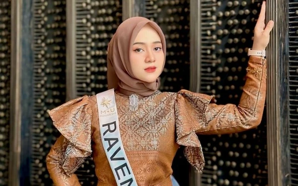 Thumbnail Ravena Wulandari satu satunya finalis yang mengenakan hijab asal Aceh di ajang Miss Universe Indonesia 2024 (14/10/2024) (Foto: Instagram @ravenawulandari)